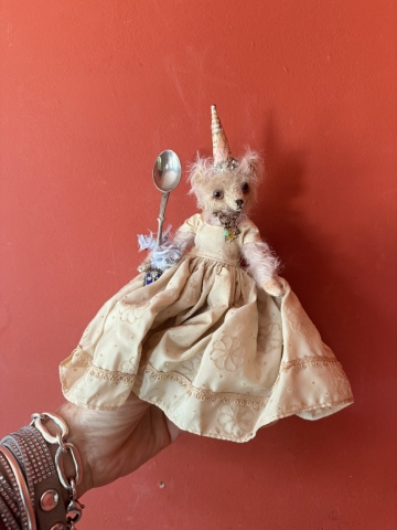 Picture of "Queen for a Day" - ooak art teddy by Letty Worley 