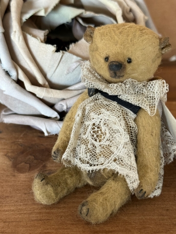 Picture of Wee Betty Bloom 3.5" -  ooak Art Ted by Ingrid Schmid of Bears N' Co 
