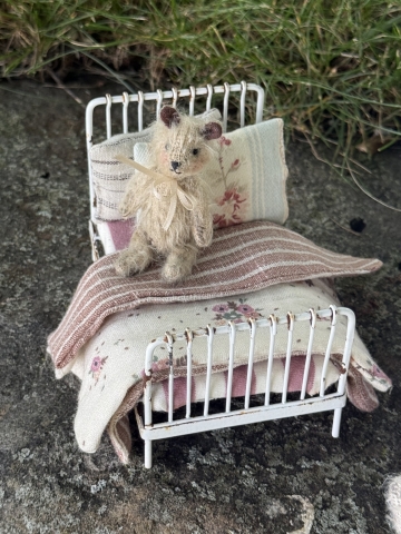 Picture of Sweet Vintage Dreams - Widdershin Wee Bed...for Petite Blythe & Teddy Friends 