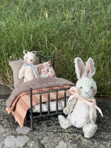Picture of Treasured Vintage Dreams - Widdershin Wee Bed...for Petite Blythe & Teddy Friends 